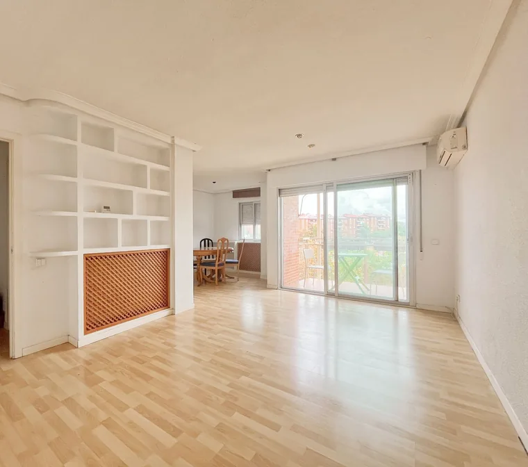 Salón luminoso de una vivienda en venta con exesrivas