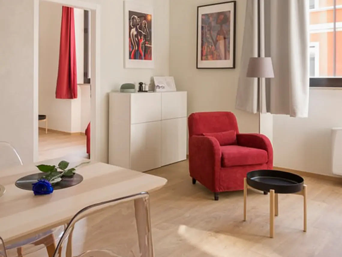 Salón de una vivienda preparada para la venta con exesrivas